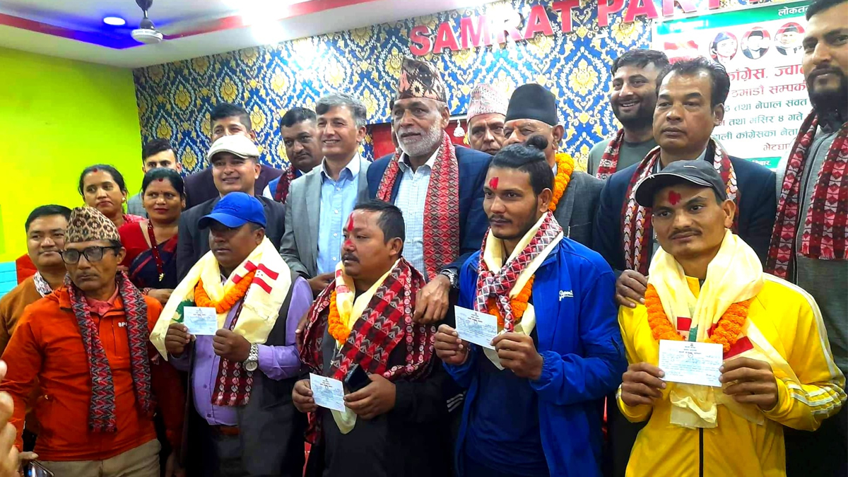 एमाले र माओवादी परित्याग गर्दै धादिङका बस्नेत दाजुभाई कांग्रेसमा प्रवेश